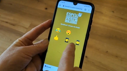 utilisateur en train d'envoyez ses Emojis par Web application